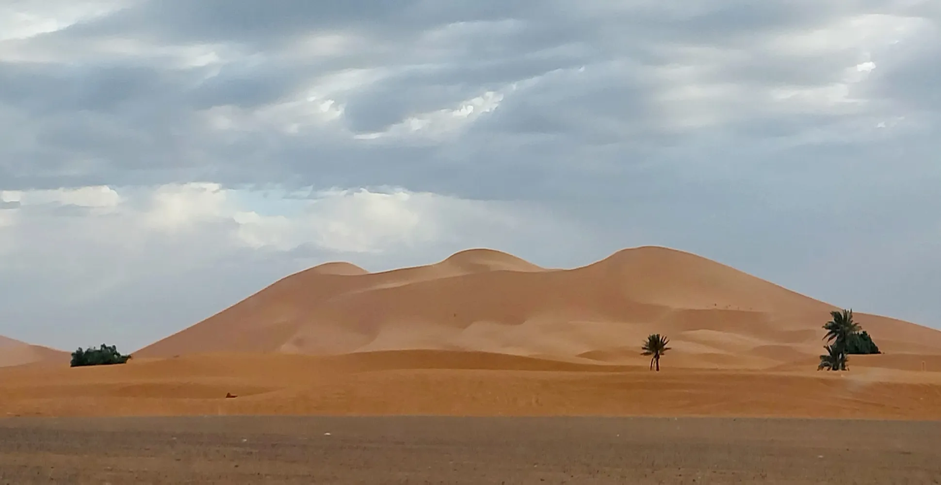 Tours enduro Marruecos – riders con motos KTM en las dunas del Sáhara
