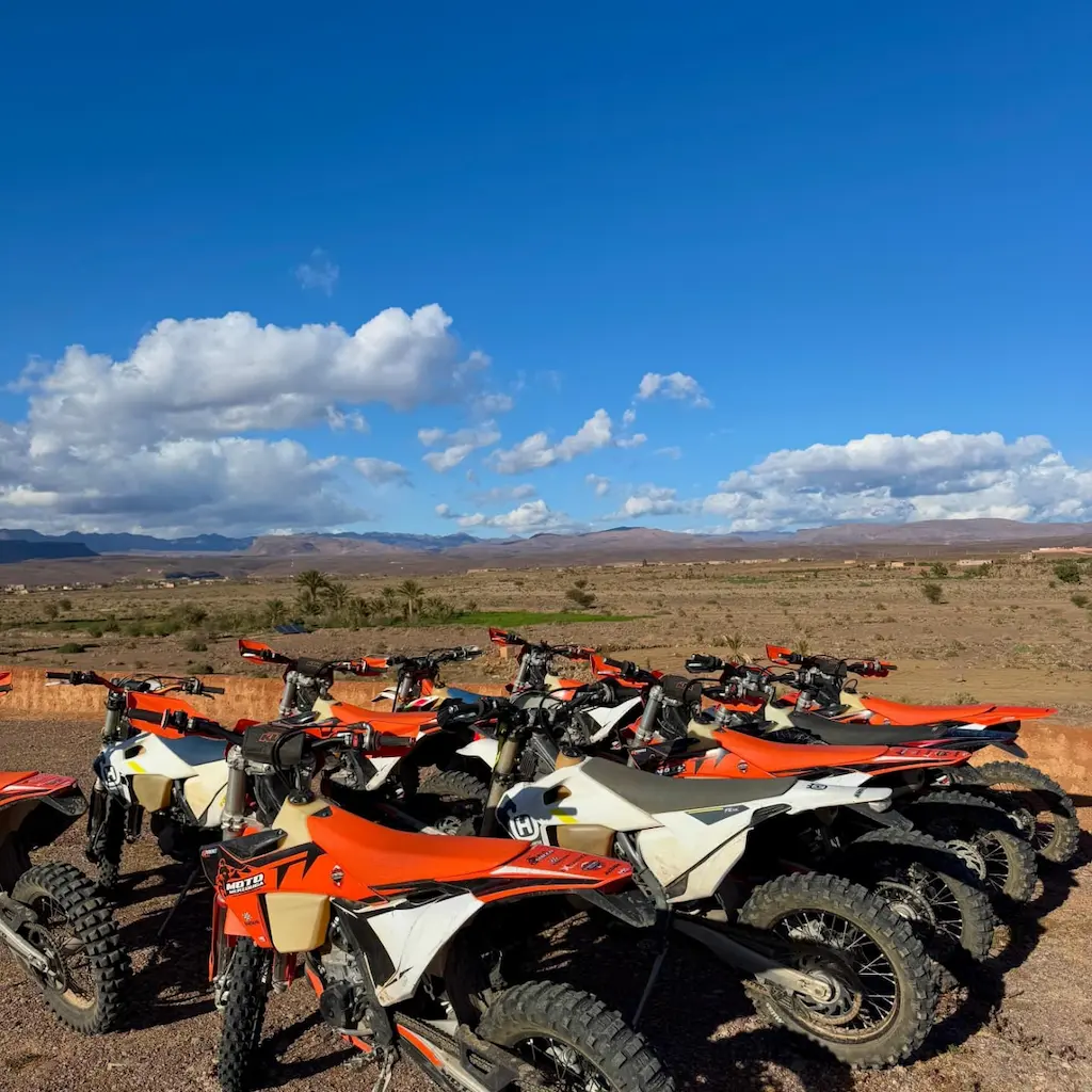Flota Enduro Morocco Tours Tour enduro Marruecos – grupo de riders con motos KTM y asistencia Jeep