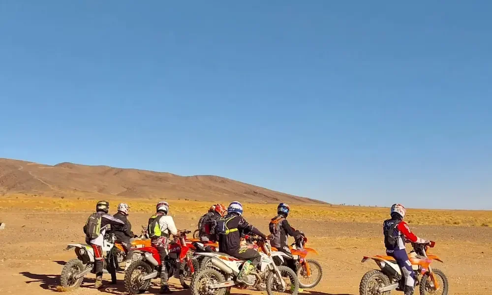 Grupo de motos KTM alineadas en el desierto del Sahara marroquí