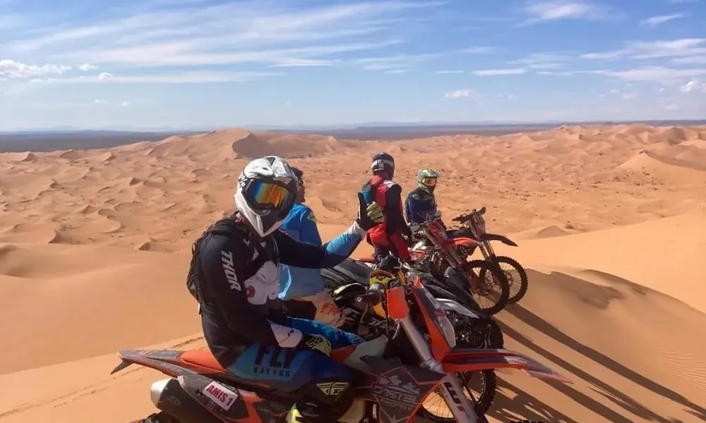 Pilotos KTM rodando juntos por las dunas del Sahara