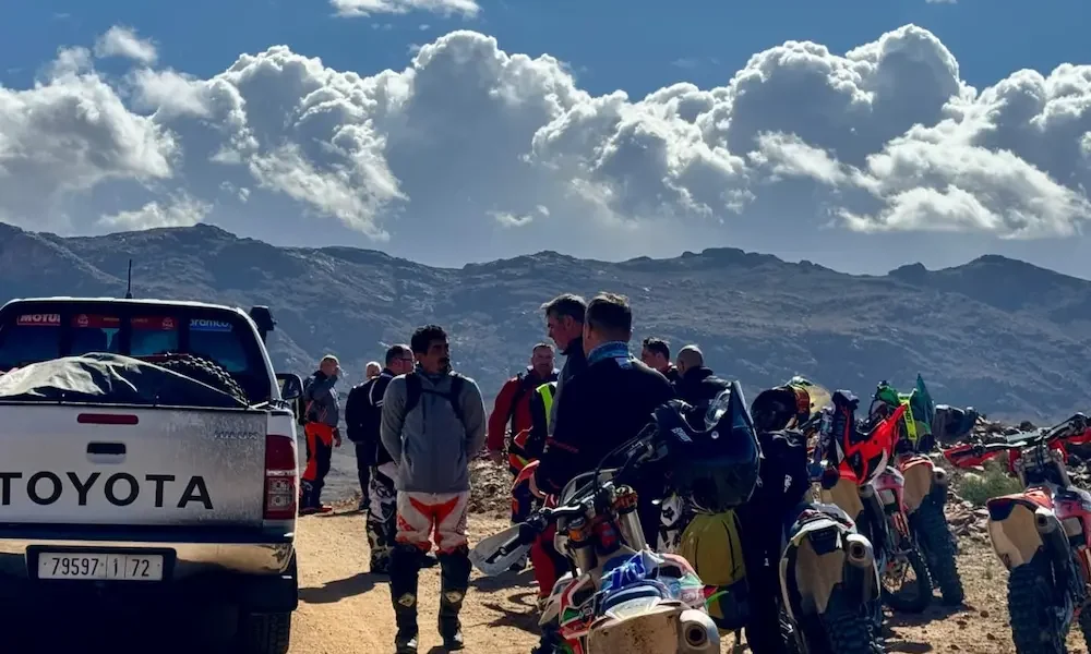 Asistencia 4x4 Toyota con grupo de enduro en montañas de Marruecos