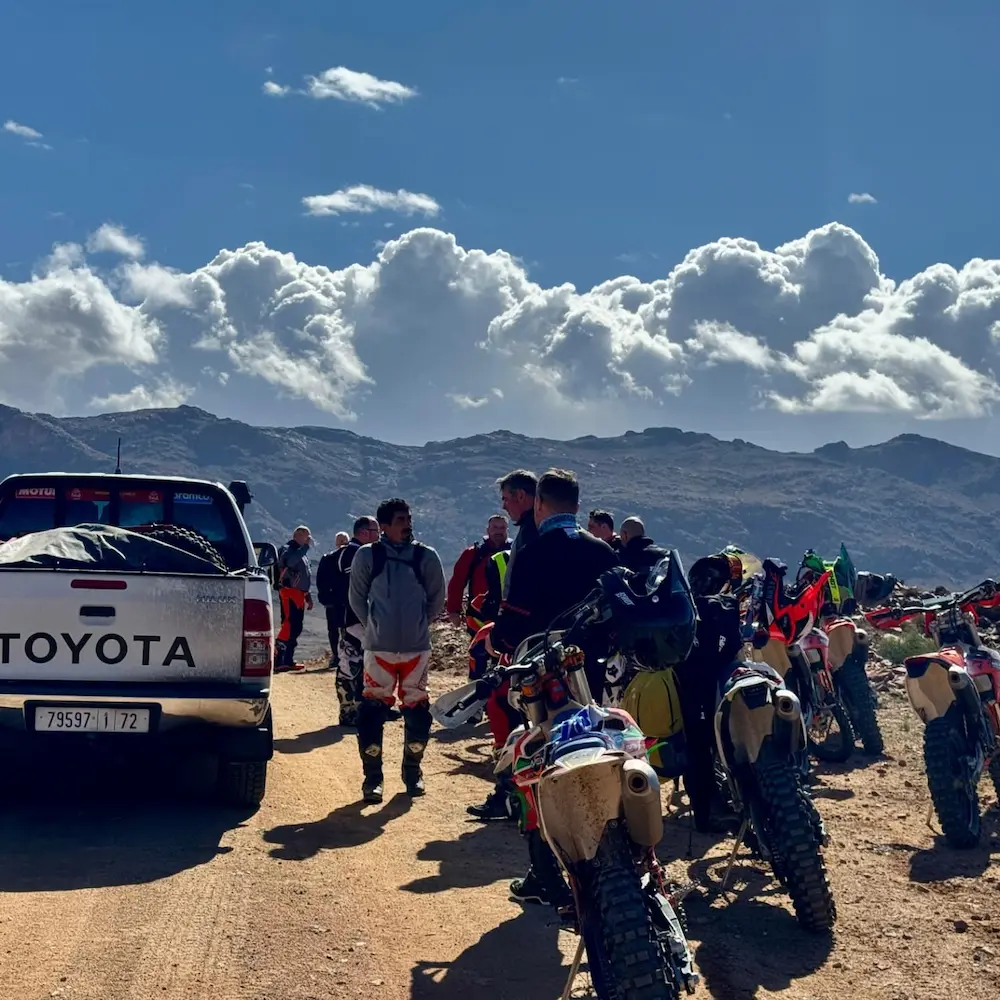 Siempre bien apoyados Asistencia 4x4 Toyota con grupo de enduro en montañas de Marruecos