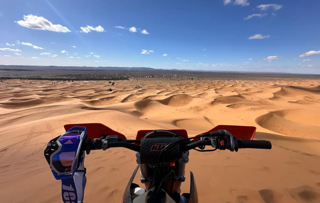 Conducción enduro en arena Tour de enduro con Sahara Marocco Tours en las dunas de Merzouga.