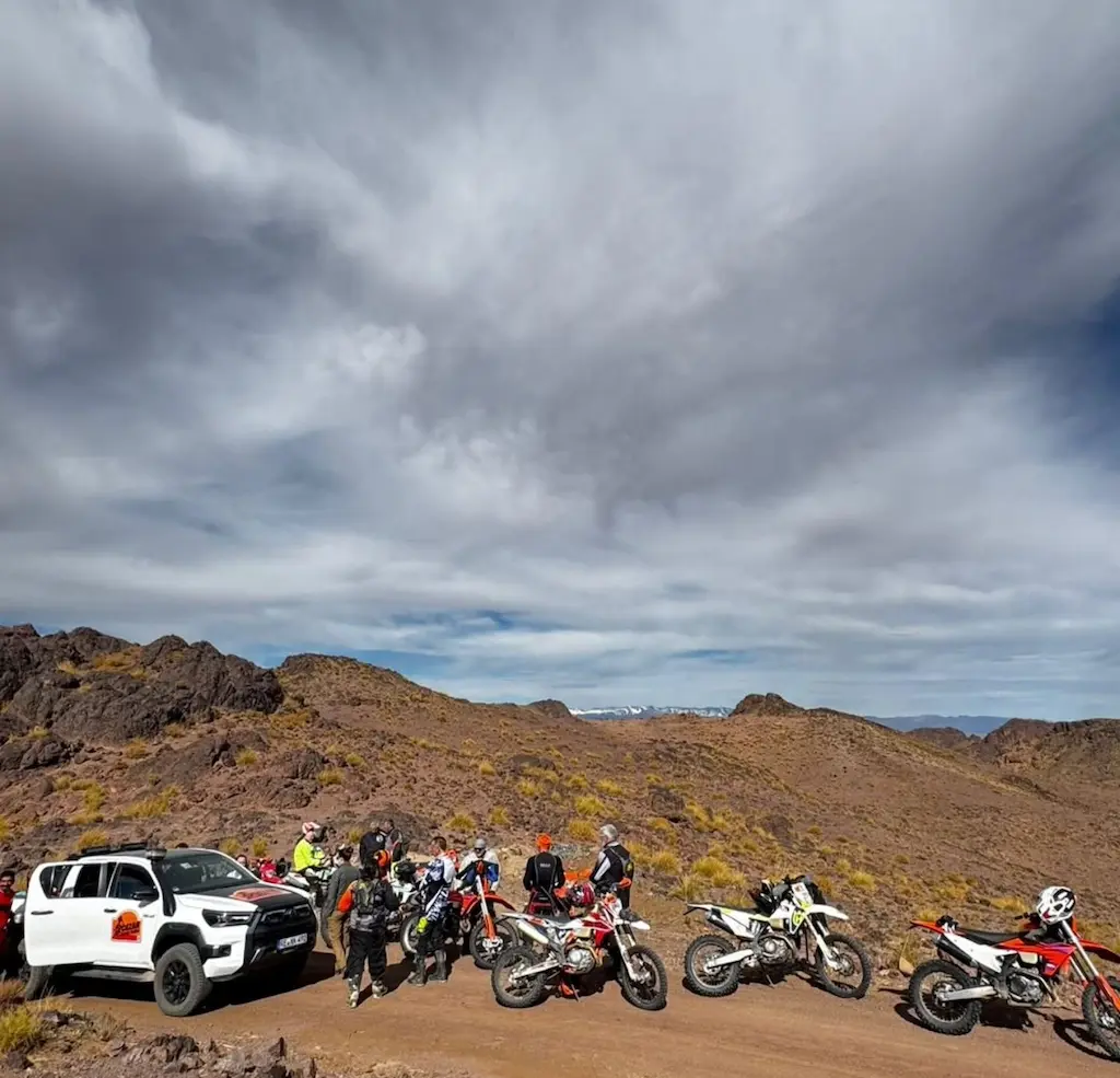 Enduro tour Morocco – group of riders on KTM bikes with Jeep support in the Sahara